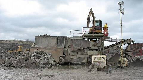 photo of a jaw crusher working at a JG Stewart managed gravel pit in Ontario